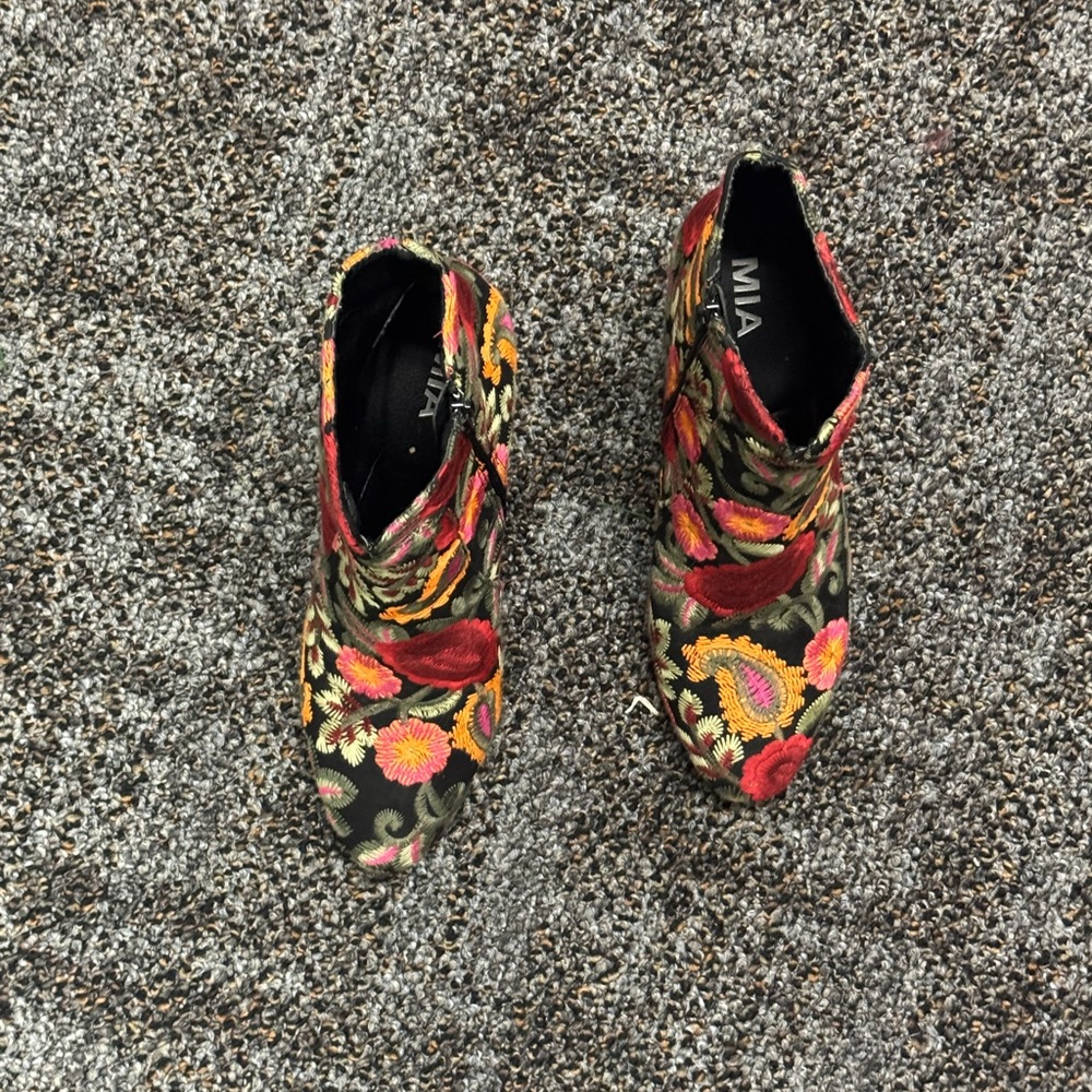 MIA Women's Vibrant Floral Ankle Booties - Black and Red
